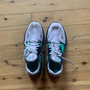 Adidas bounce tennis shoes